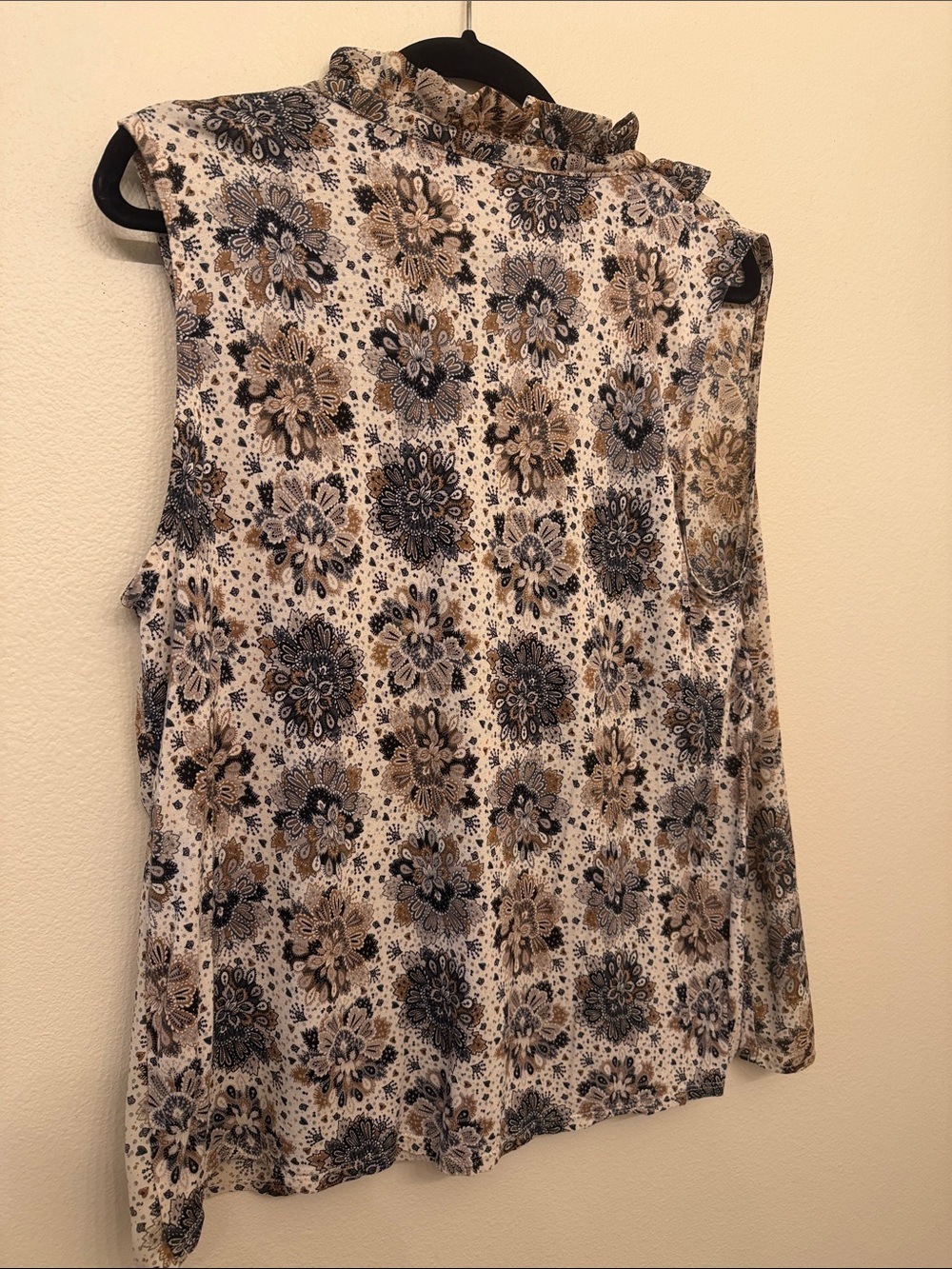 LOFT Sleeveless Floral Ruffle Neck Blouse in Cream, Brown and Black XL - Picture 6 of 8